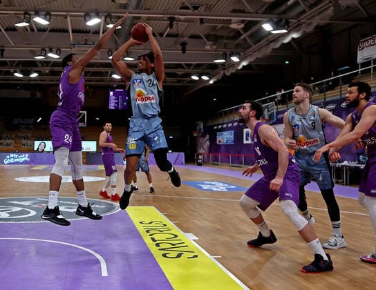 GSD zje123 Saison 2020 21 Easy credit Basketball Bundesliga BG Göttingen - Hakro Merlins Crailsheim Crailsheims Jeremy Jones (am Ball) gegen Göttingens Aubrey Dawkins