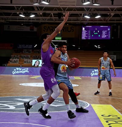 GSD zje123 Saison 2020 21 Easy credit Basketball Bundesliga BG Göttingen - Hakro Merlins Crailsheim Crailsheims Jeremy Jones (am Ball) gegen Göttingens Aubrey Dawkins