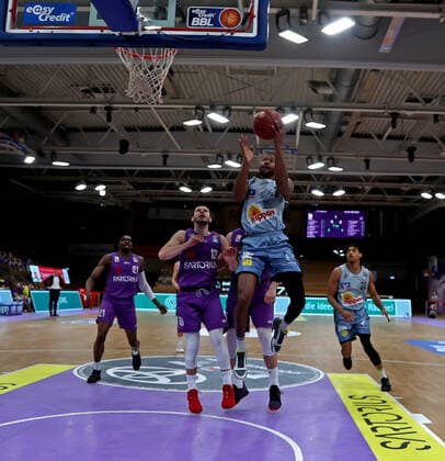 GSD zje123 Saison 2020 21 Easy credit Basketball Bundesliga BG Göttingen - Hakro Merlins Crailsheim Crailsheims Haywood Highsmith (am Ball) gegen Göttingens Rihards Lomazs