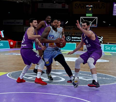 GSD zje123 Saison 2020 21 Easy credit Basketball Bundesliga BG Göttingen - Hakro Merlins Crailsheim Crailsheims Haywood Highsmith (am Ball) gegen Göttingens Rihards Lomazs (links) und Harper Kamp