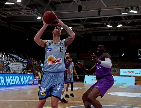 GSD zje123 Saison 2020 21 Easy credit Basketball Bundesliga BG Göttingen - Hakro Merlins Crailsheim Crailsheims Bogdan Radosavlievic (am Ball) gegen Göttingens Tai Odiase