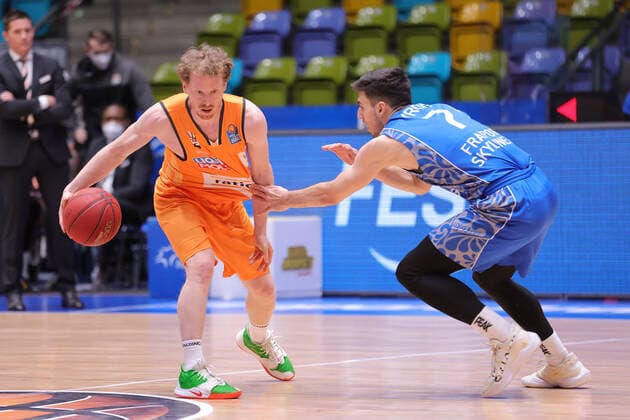 Fraport Skyliners - ratiopharm Ulm, easyCredit BBL Links Per Guenther (Ulm, 6) gegen Bruno Vrcic (Fraport Skyliners, 7). Basketball-Spiel der easyCredit BBL zwischen den Fraport Skyliners und ratiopharm Ulm am 14. Februar 2021 in der Fraport-Arena in Frankfurt am Main., Frankfurt am Main Hessen Deutschland Fraport-Arena