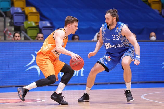 Fraport Skyliners - ratiopharm Ulm, easyCredit BBL Links Andreas Obst (Ulm, 13) gegen Marco Voeller (Fraport Skyliners, 33). Basketball-Spiel der easyCredit BBL zwischen den Fraport Skyliners und ratiopharm Ulm am 14. Februar 2021 in der Fraport-Arena in Frankfurt am Main., Frankfurt am Main Hessen Deutschland Fraport-Arena