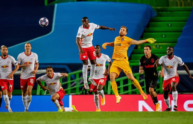 Leipzigs Amadou Haidara (weiss) gegen Madrids Jan Oblak Fussball UEFA Champions League 2019 20, Finals Lissabon 2020 Viertelfinale, RB Leipzig - Atletico Madrid 2:1 13.08.2020, Estadio Jose Alvalade, Lissabon (Portugal). RB Leipzig - Atletico Madrid