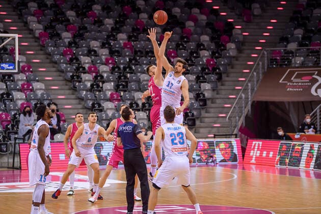 easyCredit BBL, Telekom Baskets Bonn vs. Syntainics MBC, 14.02.2021 Leon Kratzer (Telekom Baskets Bonn 21), Aleksandar Marelja (Syntainics MBC 17), easyCredit BBL, Telekom Baskets Bonn vs. Syntainics MBC am 14.02.2021 im Telekom Dome Bonn, Bonn (Nordrhein-Westfalen) Copyright: xBEAUTIFULxSPORTS Mueller-Laschetx