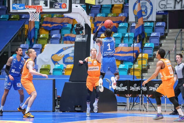Basketball Bundesliga,Fraport Skyliners - ratiopharm Ulm,2021.02.14,GER, im Klepeisz Thomas,(ratiopharm Ulm, 22), Mobley Matt,(Fraport Skyliners, 1), ,Eibner-Pressefoto Uli Scherbaum Fraport Skyliners - ratiopharm Ulm Frankfurt Copyright: xEibner-Pressefoto UlrichxScherbax EP_usm