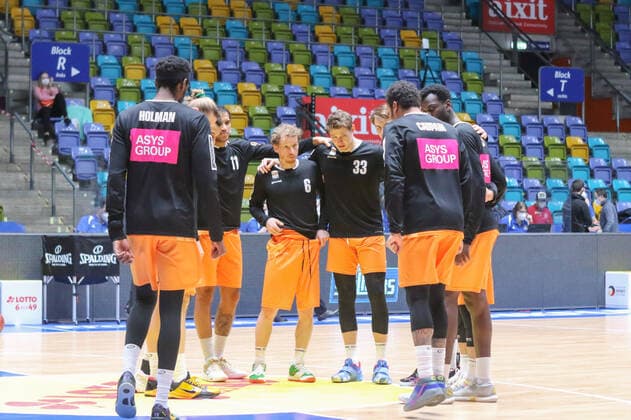 Basketball Bundesliga,Fraport Skyliners - ratiopharm Ulm,2021.02.14,GER, im die Mannschaft vom ratiopharm Ulm, ,Eibner-Pressefoto Uli Scherbaum Fraport Skyliners - ratiopharm Ulm Frankfurt Copyright: xEibner-Pressefoto UlrichxScherbax EP_usm