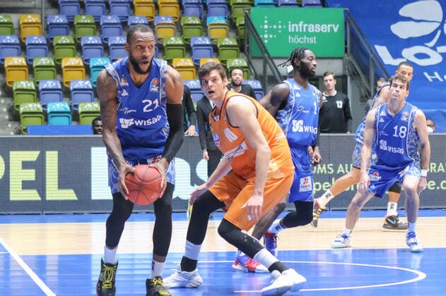 Basketball Bundesliga,Fraport Skyliners - ratiopharm Ulm,2021.02.14,GER, im Murphy Kamari,(Fraport Skyliners, 21),Philipps Christoph,(ratiopharm Ulm, 10), ,Eibner-Pressefoto Uli Scherbaum Fraport Skyliners - ratiopharm Ulm Frankfurt Copyright: xEibner-Pressefoto UlrichxScherbax EP_usm
