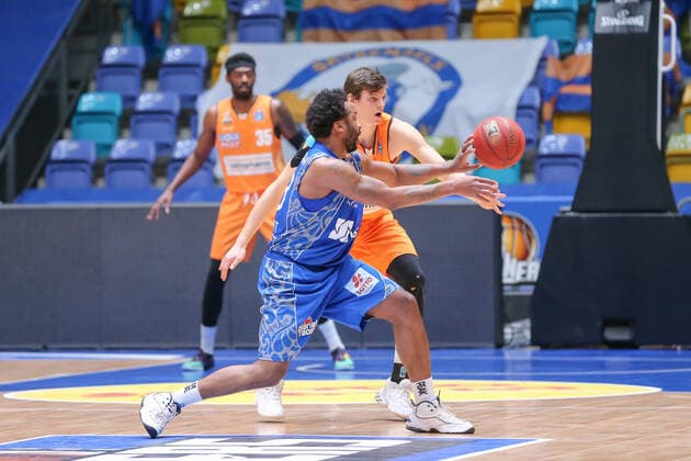 Basketball Bundesliga,Fraport Skyliners - ratiopharm Ulm,2021.02.14,GER, im Robertson Quantez,(Fraport Skyliners, 23),Philipps Christoph,(ratiopharm Ulm, 10), ,Eibner-Pressefoto Uli Scherbaum Fraport Skyliners - ratiopharm Ulm Frankfurt Copyright: xEibner-Pressefoto UlrichxScherbax EP_usm