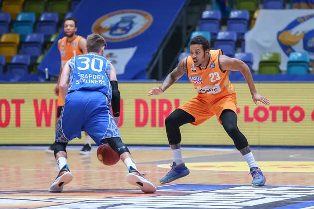 Basketball Bundesliga,Fraport Skyliners - ratiopharm Ulm,2021.02.14,GER, im Gudmundsson Jon Axel,(Fraport Skyliners, 30),Caupain Troy,(ratiopharm Ulm, 23), ,Eibner-Pressefoto Uli Scherbaum Fraport Skyliners - ratiopharm Ulm Frankfurt Copyright: xEibner-Pressefoto UlrichxScherbax EP_usm
