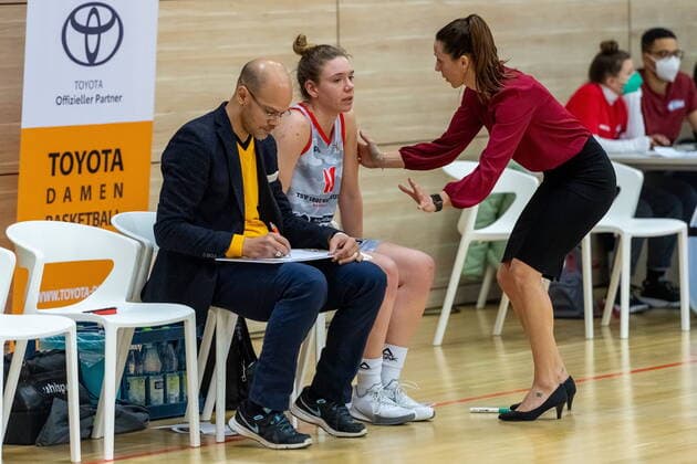Sidney Marie Parsons (Head-Coach, Wasserburg) gibt Anweisungen GISA Lions SV Halle vs. TSV 1880 Wasserburg Basketball - 1. Bundesliga - ERDGAS Sportarena Halle (Saale) 14.02.2021 Foto: Holger John Sachsen-Anhalt Deutschland ERDGAS Sportarena Halle Saale