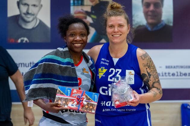 Spielerinnen des Tages. Kelly Moten (Wasserburg) und Klaudia Grudzien (23, GISA Lions SV Halle) GISA Lions SV Halle vs. TSV 1880 Wasserburg Basketball - 1. Bundesliga - ERDGAS Sportarena Halle (Saale) 14.02.2021 Foto: Holger John Sachsen-Anhalt Deutschland ERDGAS Sportarena Halle Saale