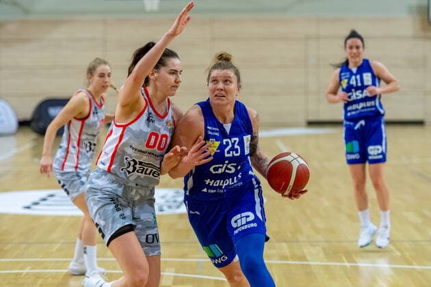 Klaudia Grudzien (23, GISA Lions SV Halle) gegen Margaret Emily Mulligan (Wasserburg) GISA Lions SV Halle vs. TSV 1880 Wasserburg Basketball - 1. Bundesliga - ERDGAS Sportarena Halle (Saale) 14.02.2021 Foto: Holger John Sachsen-Anhalt Deutschland ERDGAS Sportarena Halle Saale