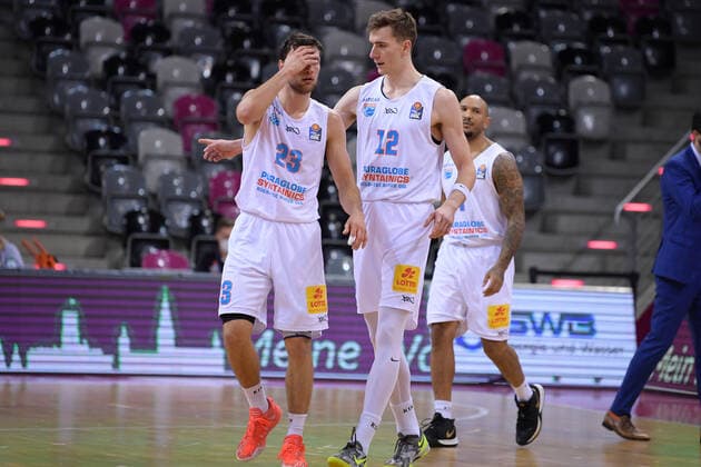 easyCredit BBL, Telekom Baskets Bonn vs. Syntainics MBC, 14.02.2021 Michal Michalak (Syntainics MBC 23), Philipp Hartwich (Syntainics MBC 12), easyCredit BBL, Telekom Baskets Bonn vs. Syntainics MBC am 14.02.2021 im Telekom Dome Bonn, Bonn (Nordrhein-Westfalen) Copyright: xBEAUTIFULxSPORTS Mueller-Laschetx