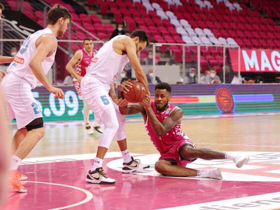 James Thompson IV Telekom Baskets Bonn vs. David Brembley Syntainics MBC easyCredit BBL 1. Bundesliga , Saison 2020 2021 , 19. Spieltag