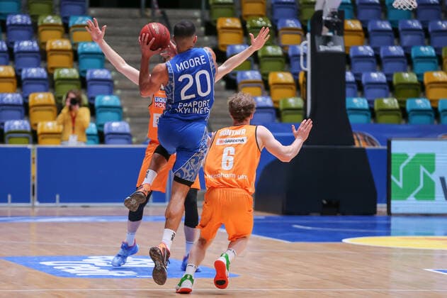 Basketball Bundesliga,Fraport Skyliners - ratiopharm Ulm,2021.02.14,GER, im Heckmann Patrick,(ratiopharm Ulm, 33), Moore Rasheed,(Fraport Skyliners, 20),Guenther Per,(ratiopharm Ulm, 6), ,Eibner-Pressefoto Uli Scherbaum Fraport Skyliners - ratiopharm Ulm Frankfurt Copyright: xEibner-Pressefoto UlrichxScherbaumx EP_usm