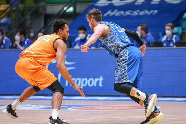 Basketball Bundesliga,Fraport Skyliners - ratiopharm Ulm,2021.02.14,GER, im Conger Demitrius,(ratiopharm Ulm, 1), Gudmundsson Jon Axel,(Fraport Skyliners, 30), ,Eibner-Pressefoto Uli Scherbaum Fraport Skyliners - ratiopharm Ulm Frankfurt Copyright: xEibner-Pressefoto UlrichxScherbaumx EP_usm