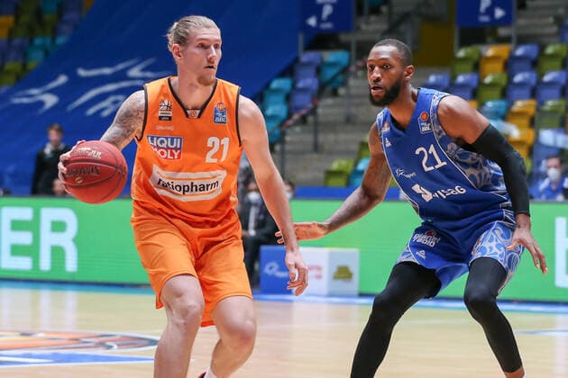 Basketball Bundesliga,Fraport Skyliners - ratiopharm Ulm,2021.02.14,GER, im Osetkowski Dylan,(ratiopharm Ulm, 21), Murphy Kamari,(Fraport Skyliners, 21), ,Eibner-Pressefoto Uli Scherbaum Fraport Skyliners - ratiopharm Ulm Frankfurt Copyright: xEibner-Pressefoto UlrichxScherbaumx EP_usm