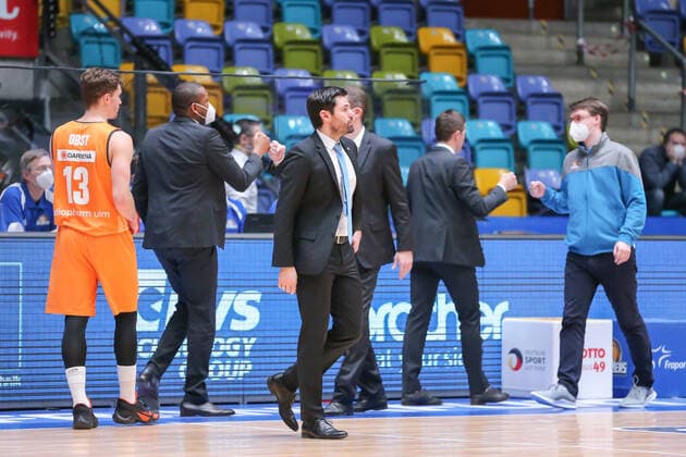 Basketball Bundesliga,Fraport Skyliners - ratiopharm Ulm,2021.02.14,GER, im Gleim Sebastian,(HC Fraport Skyliners), Spielende, ,Eibner-Pressefoto Uli Scherbaum Fraport Skyliners - ratiopharm Ulm Frankfurt Copyright: xEibner-Pressefoto UlrichxScherbaumx EP_usm