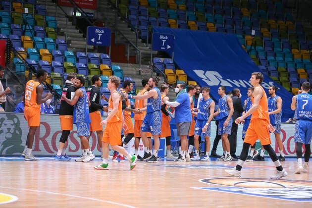 Basketball Bundesliga,Fraport Skyliners - ratiopharm Ulm,2021.02.14,GER, im Spielende, die Mannschaften verabschieden sich, ,Eibner-Pressefoto Uli Scherbaum Fraport Skyliners - ratiopharm Ulm Frankfurt Copyright: xEibner-Pressefoto UlrichxScherbaumx EP_usm