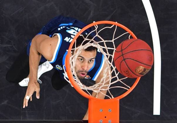 Sport Bilder des Tages BAMBERG 14.02.2021 --- Basketball ---- easycredit 1. Basketball Bundesliga ---- 19. Spieltag: Brose Bamberg vs Alba Berlin --- Johannes Thiemann (43, Alba Berlin) verfolgt den von ihm geworfenen Ball mit den Augen. --- Foto: Hans-Martin Issler isslerimages ---- Brose Bamberg vs Alba Berlin