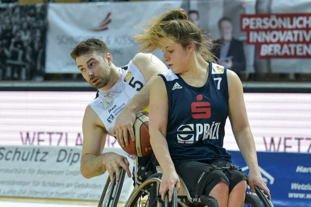 RBBL; RSV Lahn-Dill - BBC Muensterland, 14.02.21 Simon Brown ( 5 RSV Lahn-Dill), Anna-Lena Hennig ( 7 BBC Muensterland) Rittal Arena, Wetzlar, 14.02.21 Copyright: xBEAUTIFULxSPORTS Roeczeyx