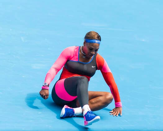 Serena Williams (USA) sitzt auf dem Platz nach einem Sturz, Copyright: xJuergenxHasenkopfx