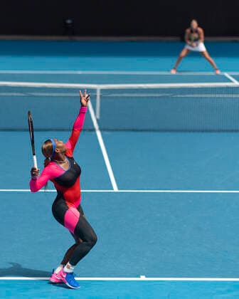 Serena Williams (USA) schlaegt auf,Gegnerin Aryna Sabalenka unscharf im Hintergrund,von oben Copyright: xJuergenxHasenkopfx