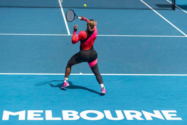 Serena Williams (USA) und Melbourne Logo auf dem Platz, Rueckenansicht,von hinten Copyright: xJuergenxHasenkopfx
