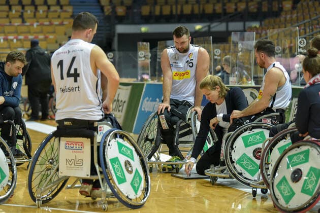 RBBL; RSV Lahn-Dill - BBC Muensterland, 14.02.21 Janet Zeltiger gibt neue taktische Vorgaben in der Auszeit Michael Auprince ( 15 RSV Lahn-Dill), Steve Serio ( 11 RSV Lahn-Dill), Mark Beissert ( 14 RSV Lahn-Dill), Simon Brown ( 5 RSV Lahn-Dill), Rittal Arena, Wetzlar, 14.02.21 Copyright: xBEAUTIFULxSPORTS Roeczeyx