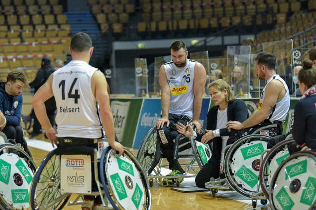 RBBL; RSV Lahn-Dill - BBC Muensterland, 14.02.21 Janet Zeltiger gibt neue taktische Vorgaben in der Auszeit Michael Auprince ( 15 RSV Lahn-Dill), Steve Serio ( 11 RSV Lahn-Dill), Mark Beissert ( 14 RSV Lahn-Dill), Simon Brown ( 5 RSV Lahn-Dill), Rittal Arena, Wetzlar, 14.02.21 Copyright: xBEAUTIFULxSPORTS Roeczeyx