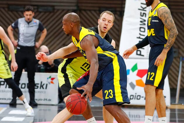 19. Spieltag der easyCredit BBL Basketball Bundesliga in der Oberfrankenhalle in Bayreuth Bayern Deutschland Saison 2020-2021 Medi Bayreuth gegen EWE Baskets Oldenburg Osvaldas Olisevicius (Medi Bayreuth 31) rechts Rickey Paulding (EWE Baskets Oldenburg 23) links