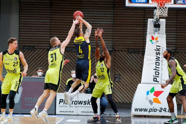 19. Spieltag der easyCredit BBL Basketball Bundesliga in der Oberfrankenhalle in Bayreuth Bayern Deutschland Saison 2020-2021 Medi Bayreuth gegen EWE Baskets Oldenburg Osvaldas Olisevicius (Medi Bayreuth 31) links Lazeric Jones (Medi Bayreuth 12) rechts Keith Hornsby (EWE Baskets Oldenburg 4) mitte