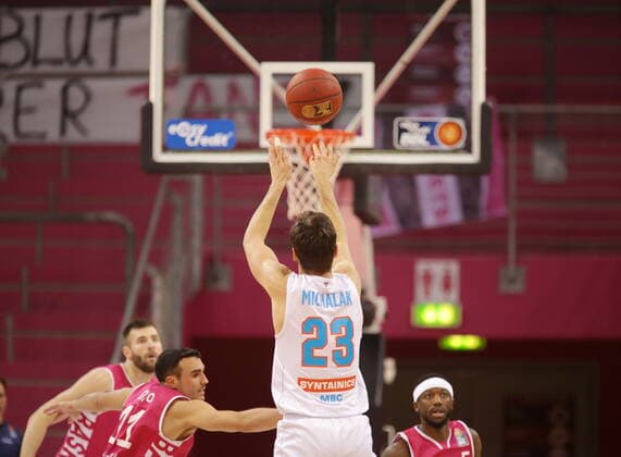Telekom Baskets Bonn vs. Michal Michalak Syntainics MBC (Dreier) easyCredit BBL 1. Bundesliga , Saison 2020 2021 , 19. Spieltag