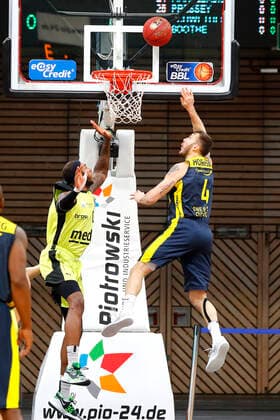 19. Spieltag der easyCredit BBL Basketball Bundesliga in der Oberfrankenhalle in Bayreuth Bayern Deutschland Saison 2020-2021 Medi Bayreuth gegen EWE Baskets Oldenburg Dererk Pardon (Medi Bayreuth 0) links Keith Hornsby (EWE Baskets Oldenburg 4) rechts