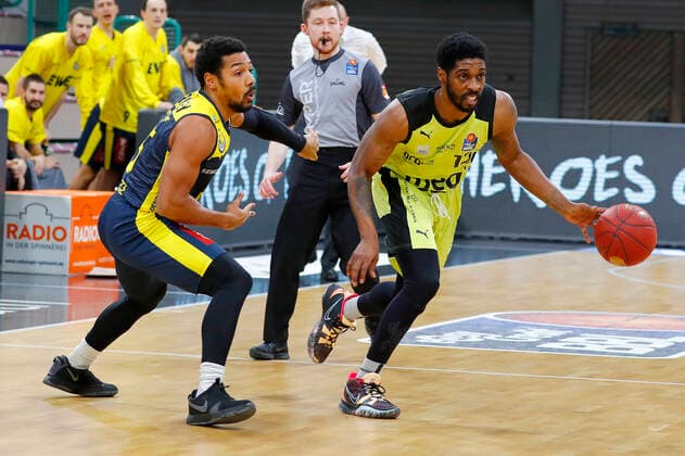 19. Spieltag der easyCredit BBL Basketball Bundesliga in der Oberfrankenhalle in Bayreuth Bayern Deutschland Saison 2020-2021 Medi Bayreuth gegen EWE Baskets Oldenburg Lazeric Jones (Medi Bayreuth 12) rechts Phil Pressey (EWE Baskets Oldenburg 25) links