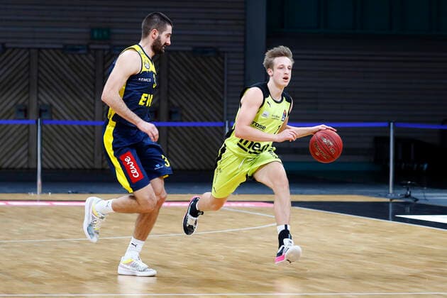 19. Spieltag der easyCredit BBL Basketball Bundesliga in der Oberfrankenhalle in Bayreuth Bayern Deutschland Saison 2020-2021 Medi Bayreuth gegen EWE Baskets Oldenburg Nico Wenzl (Medi Bayreuth 2) rechts Braydon Hobbs (EWE Baskets Oldenburg 3) links