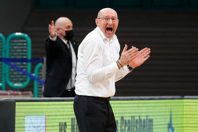 19. Spieltag der easyCredit BBL Basketball Bundesliga in der Oberfrankenhalle in Bayreuth Bayern Deutschland Saison 2020-2021 Medi Bayreuth gegen EWE Baskets Oldenburg Mladen Drijencic (EWE Baskets Oldenburg) Trainer