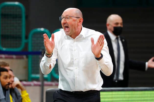 19. Spieltag der easyCredit BBL Basketball Bundesliga in der Oberfrankenhalle in Bayreuth Bayern Deutschland Saison 2020-2021 Medi Bayreuth gegen EWE Baskets Oldenburg Mladen Drijencic (EWE Baskets Oldenburg) Trainer