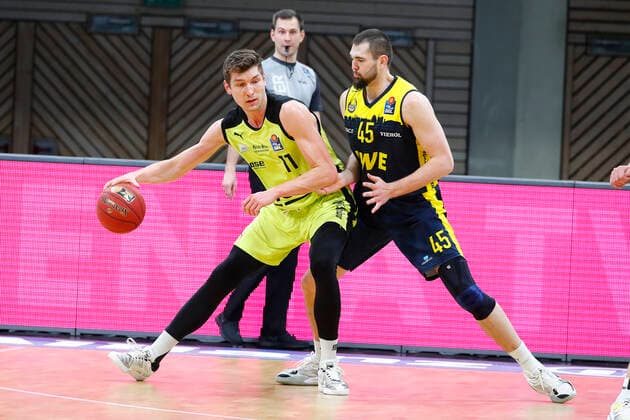 19. Spieltag der easyCredit BBL Basketball Bundesliga in der Oberfrankenhalle in Bayreuth Bayern Deutschland Saison 2020-2021 Medi Bayreuth gegen EWE Baskets Oldenburg Andreas Seiferth (Medi Bayreuth 11) links Nathan Boothe (EWE Baskets Oldenburg 45) rechts