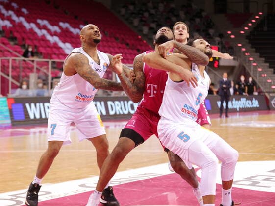 James Thompson IV Telekom Baskets Bonn vs. David Brembley, Sergio Kerusch Syntainics MBC easyCredit BBL 1. Bundesliga , Saison 2020 2021 , 19. Spieltag