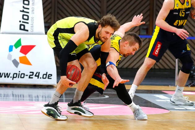 19. Spieltag der easyCredit BBL Basketball Bundesliga in der Oberfrankenhalle in Bayreuth Bayern Deutschland Saison 2020-2021 Medi Bayreuth gegen EWE Baskets Oldenburg Matthew Tiby (Medi Bayreuth 15) links Rasid Mahalbasic (EWE Baskets Oldenburg 24) rechts