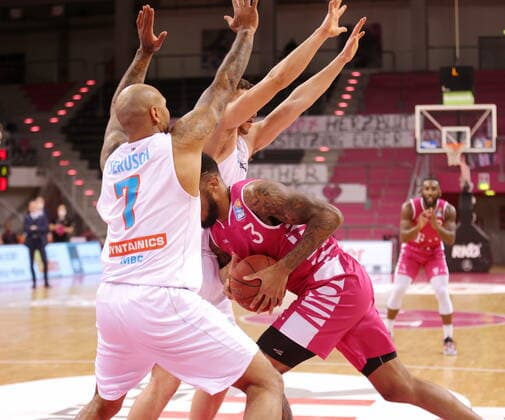Sport Bilder des Tages Mit dem Kopf durch die Wand - James Thompson IV Telekom Baskets Bonn vs. Syntainics MBC easyCredit BBL 1. Bundesliga , Saison 2020 2021 , 19. Spieltag