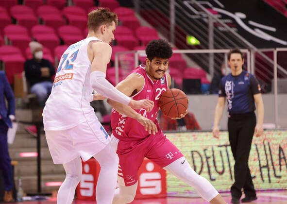 Gabriel de Oliveira Telekom Baskets Bonn vs. Syntainics MBC easyCredit BBL 1. Bundesliga , Saison 2020 2021 , 19. Spieltag