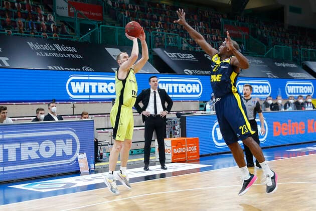 19. Spieltag der easyCredit BBL Basketball Bundesliga in der Oberfrankenhalle in Bayreuth Bayern Deutschland Saison 2020-2021 Medi Bayreuth gegen EWE Baskets Oldenburg Osvaldas Olisevicius (Medi Bayreuth 31) links Rickey Paulding (EWE Baskets Oldenburg 23) rechts