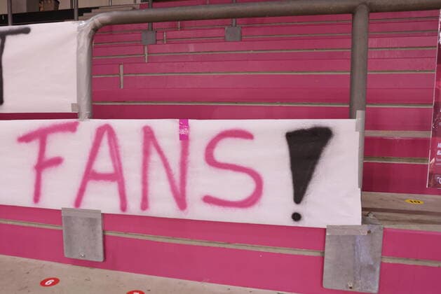Leere Tribüne mit Transparent Fans beim Spiuel Telekom Baskets Bonn vs. Syntainics MBC easyCredit BBL 1. Bundesliga , Saison 2020 2021 , 19. Spieltag