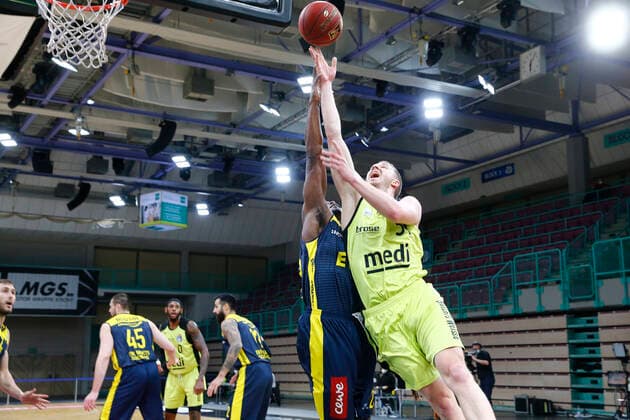 19. Spieltag der easyCredit BBL Basketball Bundesliga in der Oberfrankenhalle in Bayreuth Bayern Deutschland Saison 2020-2021 Medi Bayreuth gegen EWE Baskets Oldenburg Osvaldas Olisevicius (Medi Bayreuth 31) rechts Rickey Paulding (EWE Baskets Oldenburg 23) links