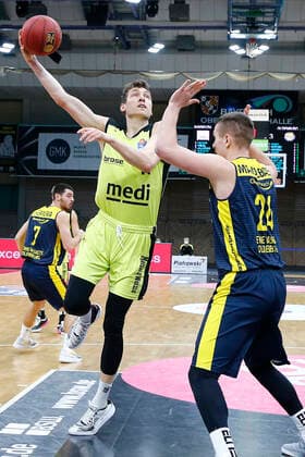 19. Spieltag der easyCredit BBL Basketball Bundesliga in der Oberfrankenhalle in Bayreuth Bayern Deutschland Saison 2020-2021 Medi Bayreuth gegen EWE Baskets Oldenburg Andreas Seiferth (Medi Bayreuth 11) links Rasid Mahalbasic (EWE Baskets Oldenburg 24) rechts