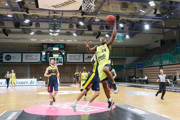 19. Spieltag der easyCredit BBL Basketball Bundesliga in der Oberfrankenhalle in Bayreuth Bayern Deutschland Saison 2020-2021 Medi Bayreuth gegen EWE Baskets Oldenburg Frank Bartley (Medi Bayreuth 24)