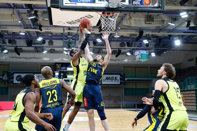 19. Spieltag der easyCredit BBL Basketball Bundesliga in der Oberfrankenhalle in Bayreuth Bayern Deutschland Saison 2020-2021 Medi Bayreuth gegen EWE Baskets Oldenburg Dererk Pardon (Medi Bayreuth 0) links Nathan Boothe (EWE Baskets Oldenburg 45) rechts